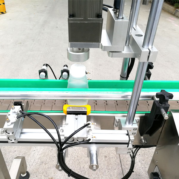 在線式飲料瓶旋蓋機(jī)-液體生產(chǎn)線專用旋蓋設(shè)備細(xì)節(jié)展示 在線式飲料瓶旋蓋機(jī)-液體生產(chǎn)線專用旋蓋設(shè)備細(xì)節(jié)展示